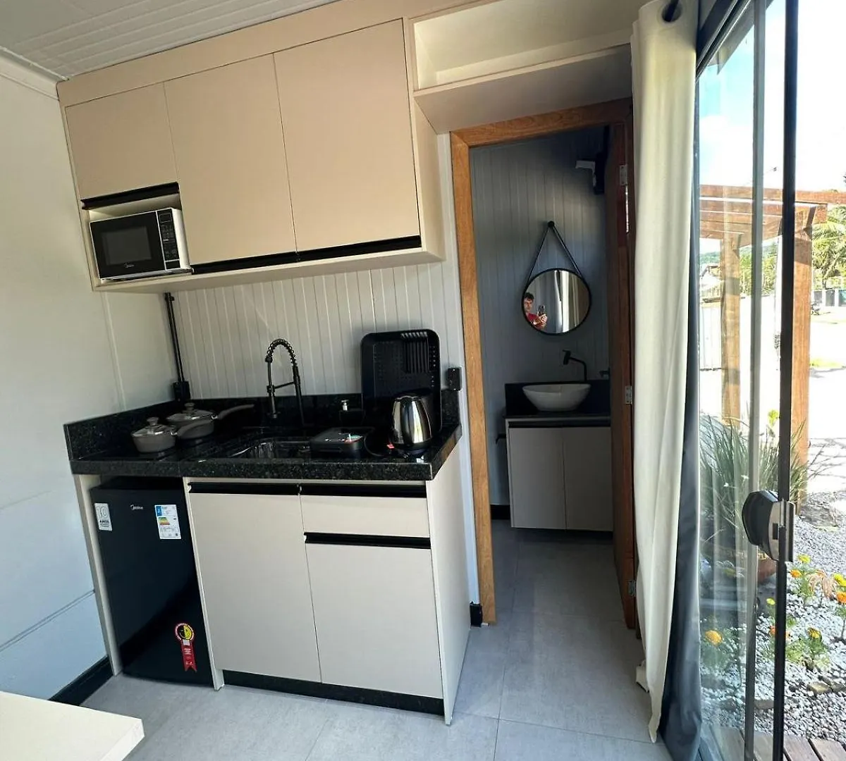 Hotel Kitnet Container Preco Acessivel Para Verao Em Bombinhas 400 Mt Da Praia Brésil