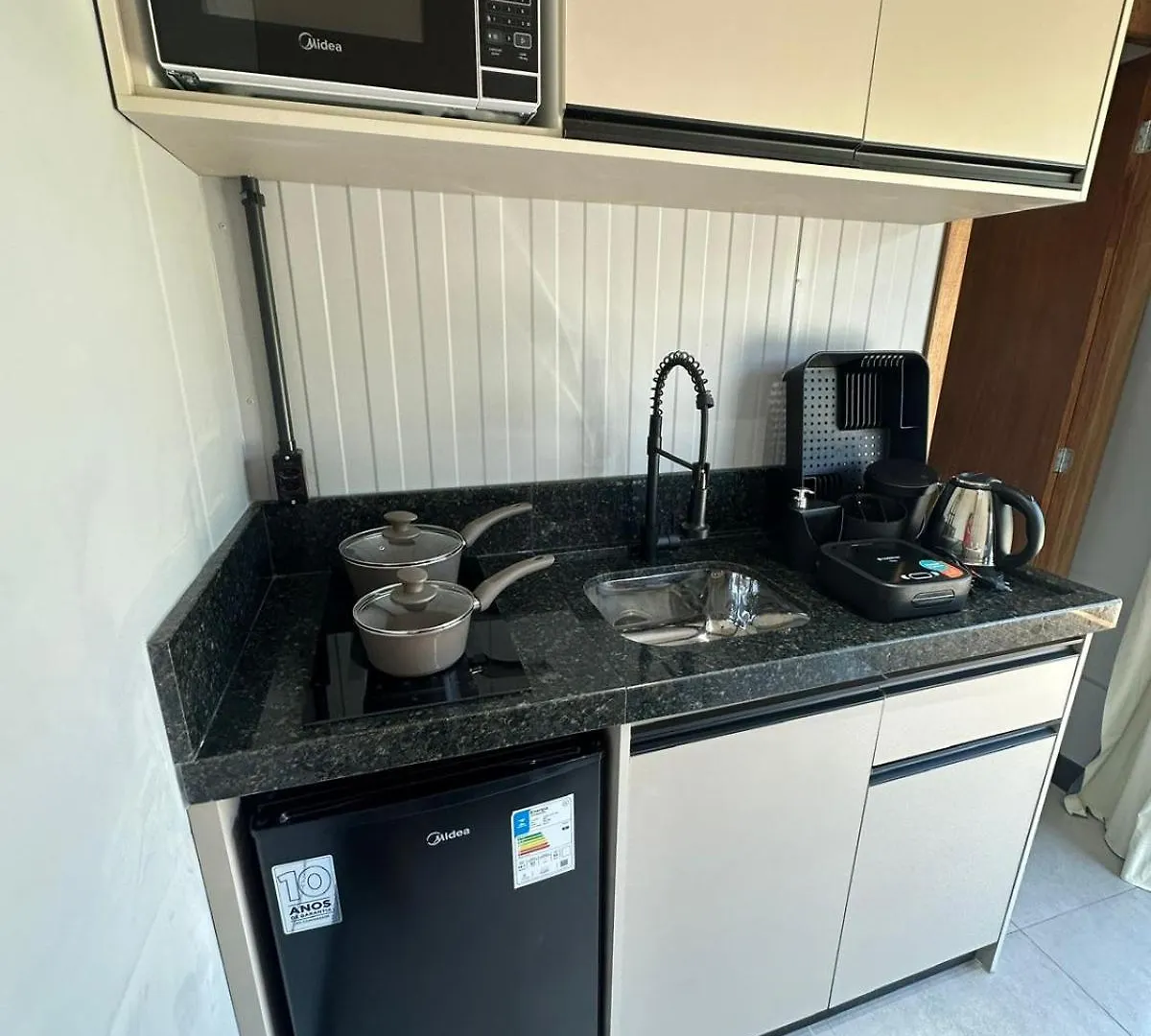 Hotel Kitnet Container Preco Acessivel Para Verao Em Bombinhas 400 Mt Da Praia 0*,  Brésil